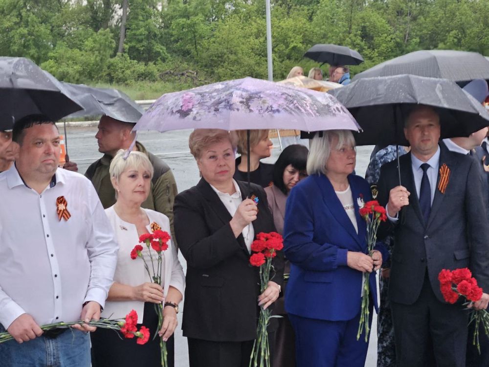 Ольга Бас: Вчера, несмотря на дождливую погоду, все неравнодушные собрались у подножия памятника Политработникам Советской армии, чтобы стать свидетелями важного события для Славяносербского муниципального округа запуска... Ольга Бас: Вчера, несмотря на дождливую погоду, все неравнодушные собрались у подножия памятника Политработникам Советской армии, чтобы стать свидетелями важного события для Славяносербского муниципального округа запуска...