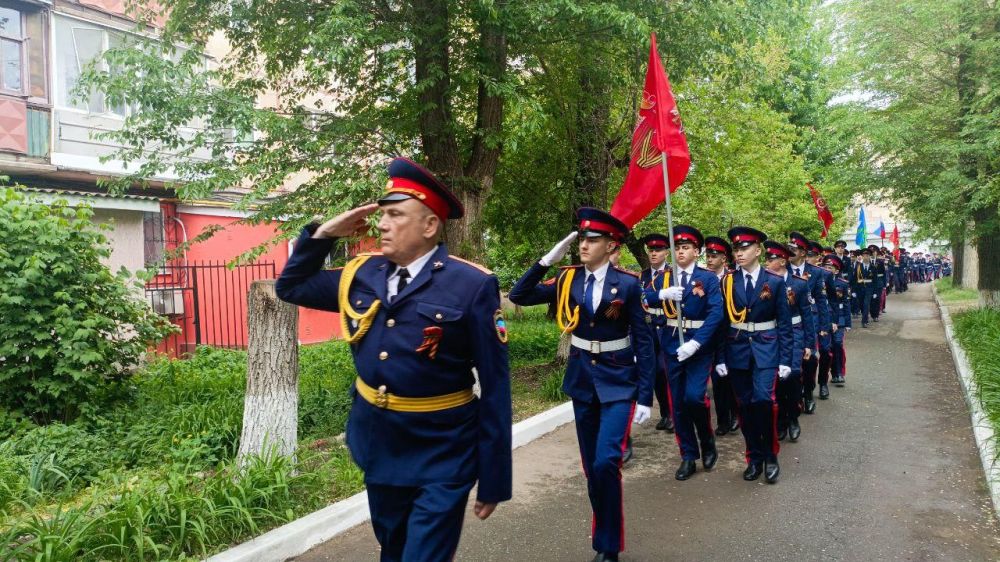 Около 250 воспитанников Республиканского казачьего кадетского корпуса имени маршала авиации Александра Ефимова в сопровождении военного оркестра прошли торжественным маршем около дома ветерана Великой Отечественной войны... Около 250 воспитанников Республиканского казачьего кадетского корпуса имени маршала авиации Александра Ефимова в сопровождении военного оркестра прошли торжественным маршем около дома ветерана Великой Отечественной войны...