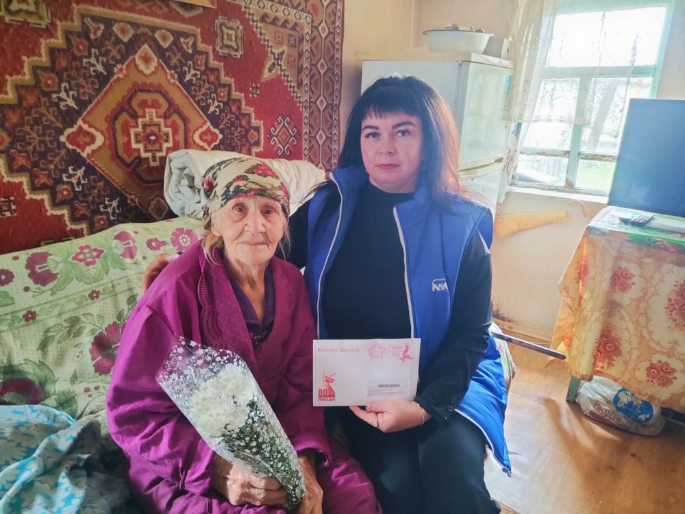 Активисты «ЕДИНОЙ РОССИИ» вручают поздравительное письма с Днем Победы труженикам тыла, трудовому фронту, членам семей погибших солдат Активисты «ЕДИНОЙ РОССИИ» вручают поздравительное письма с Днем Победы труженикам тыла, трудовому фронту, членам семей погибших солдат