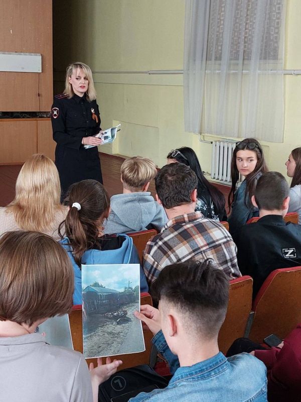 Алчевский торгово-кулинарный колледж стал коммуникационной площадкой между сотрудниками Госавтоинспекции и представителями молодежи Алчевский торгово-кулинарный колледж стал коммуникационной площадкой между сотрудниками Госавтоинспекции и представителями молодежи