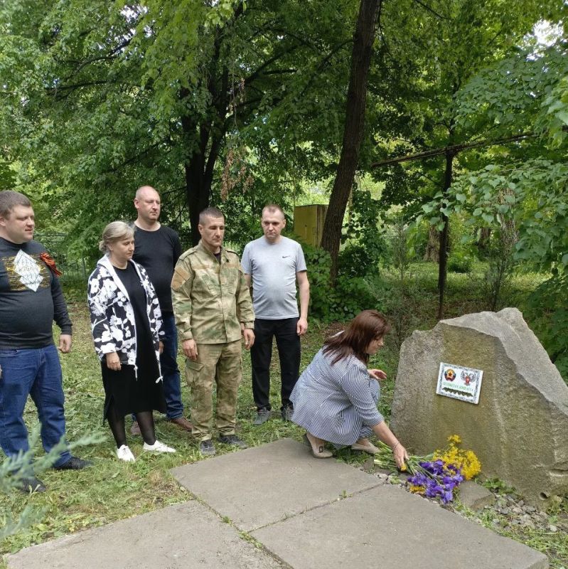 В преддверии 80-й годовщины Победы в Великой Отечественной войне сотрудники управления лесного хозяйства Минприроды ЛНР провели благоустройство территории и возложили цветы к памятнику воинам-лесоводам В преддверии 80-й годовщины Победы в Великой Отечественной войне сотрудники управления лесного хозяйства Минприроды ЛНР провели благоустройство территории и возложили цветы к памятнику воинам-лесоводам