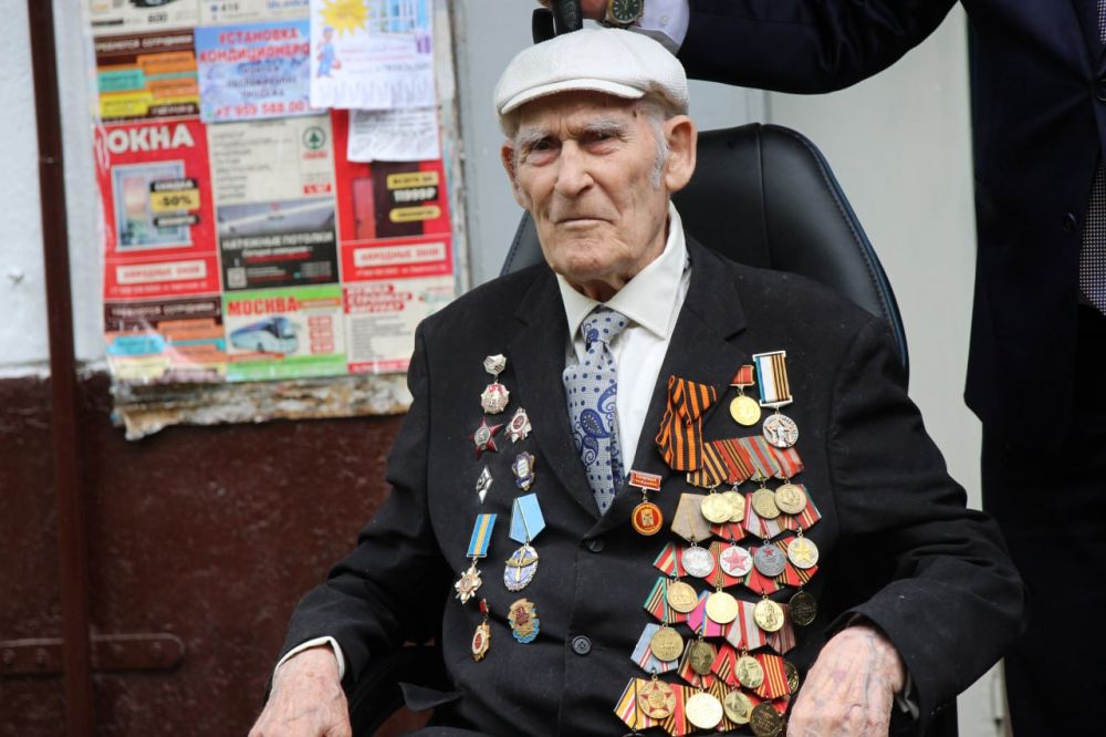 В Луганске прошел парад у дома ветерана Великой Отечественной войны Ивана Оленина В Луганске прошел парад у дома ветерана Великой Отечественной войны Ивана Оленина