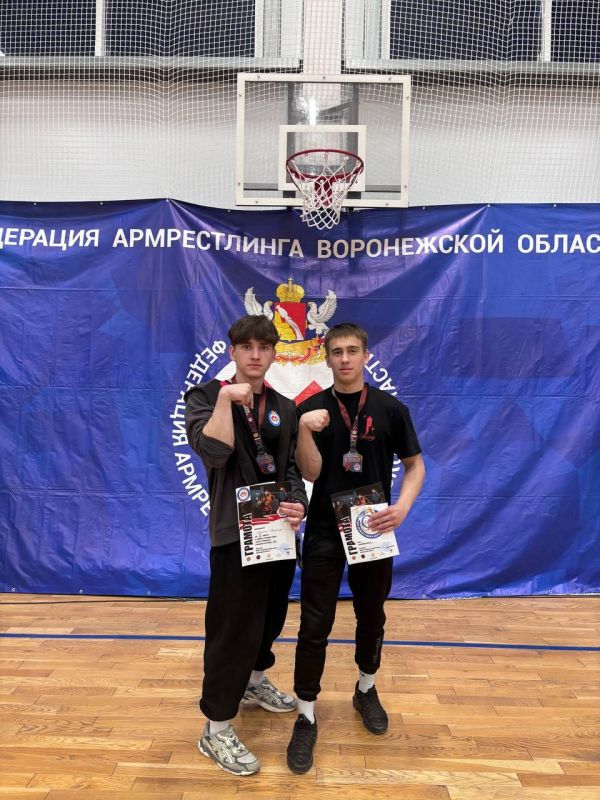 Битюк Александр из Новопскова завоёвывает золото в соревнованиях по армрестлингу в Воронеже Битюк Александр из Новопскова завоёвывает золото в соревнованиях по армрестлингу в Воронеже