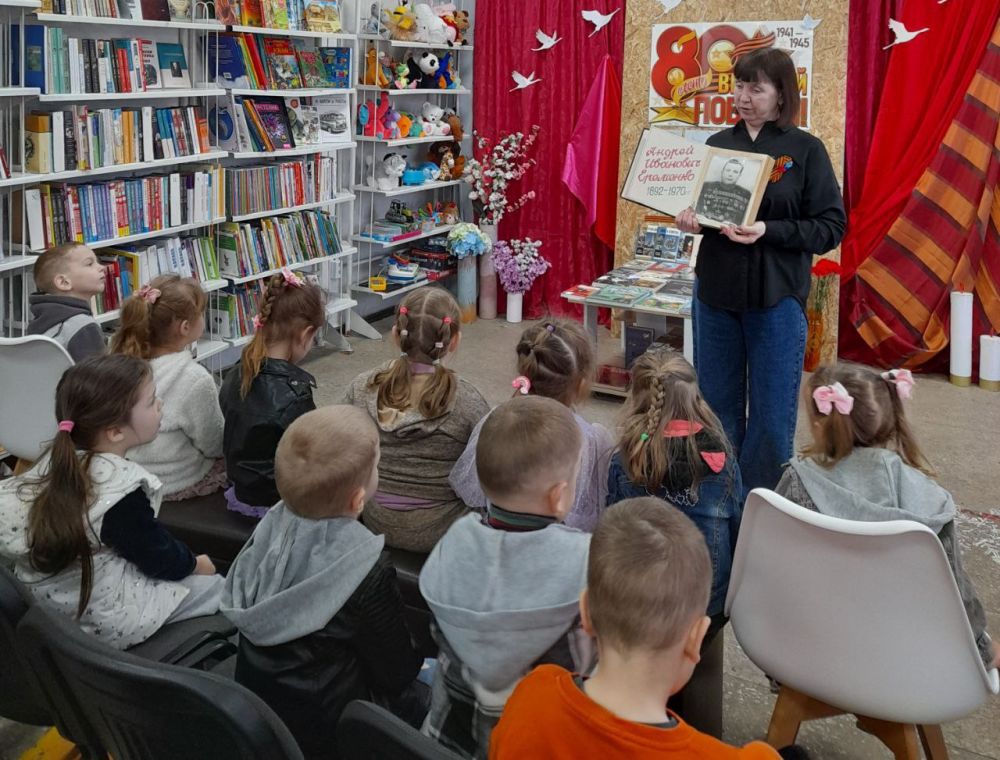 #Акция_Звезда_Победы. Библиотекари "Библиотечного филиала для детей" МБУ "МЦБС" к 80-летию Победы в Великой Отечественной войне для дошкольников ГБДОУ ЛНР "Марковский детский сад комбинированного вида "Колосок" провели... #Акция_Звезда_Победы. Библиотекари "Библиотечного филиала для детей" МБУ "МЦБС" к 80-летию Победы в Великой Отечественной войне для дошкольников ГБДОУ ЛНР "Марковский детский сад комбинированного вида "Колосок" провели...