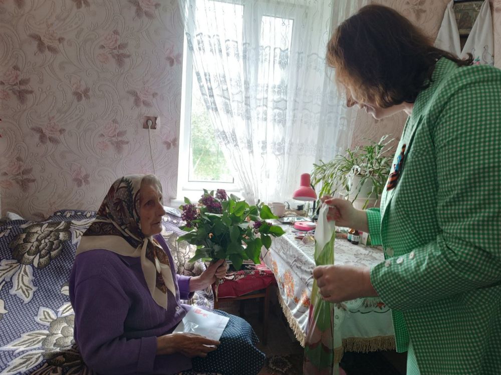 В Антрацитовском муниципальном округе продолжается вручение поздравительных писем от Президента Российской Федерации Владимира Путина к 80-летию Великой Победы В Антрацитовском муниципальном округе продолжается вручение поздравительных писем от Президента Российской Федерации Владимира Путина к 80-летию Великой Победы