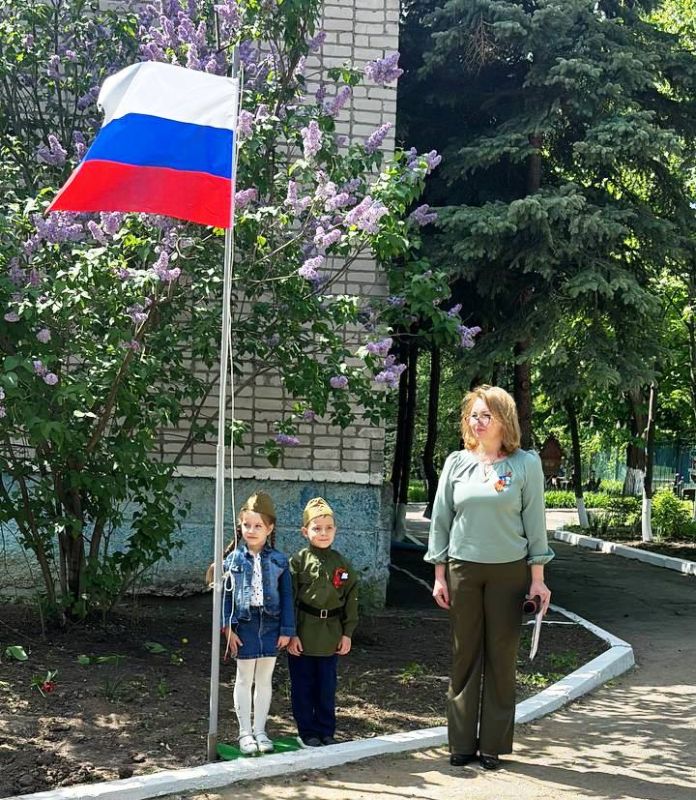 Открытие памятного знака в ГБДОУ ЛНР «АЯСКВ № 10 «Колокольчик» Открытие памятного знака в ГБДОУ ЛНР «АЯСКВ № 10 «Колокольчик»