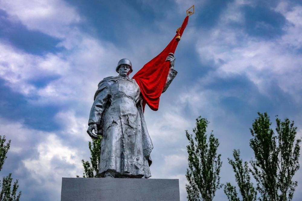 Отреставрированный сквер Советского солдата открылся в Луганске в преддверии Дня Победы Отреставрированный сквер Советского солдата открылся в Луганске в преддверии Дня Победы