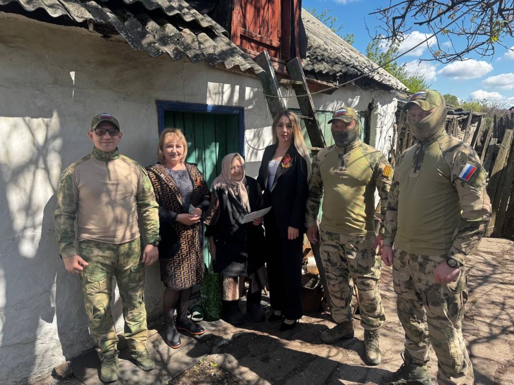 В преддверии Великого праздника 80-летия Победы в Великой Отечественной войне, сотрудники отдела жизнеобеспечения пгт Кленовый совместно с военнослужащими Росгвардии вручили письма - поздравления от Президента Российской... В преддверии Великого праздника 80-летия Победы в Великой Отечественной войне, сотрудники отдела жизнеобеспечения пгт Кленовый совместно с военнослужащими Росгвардии вручили письма - поздравления от Президента Российской...