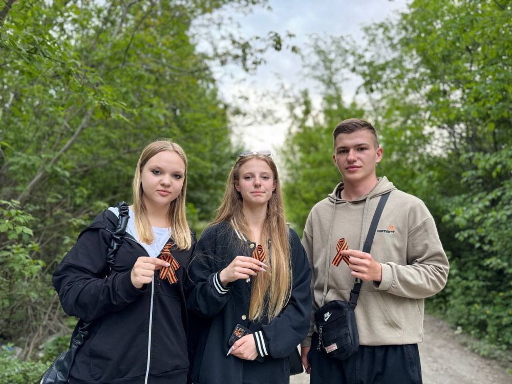 В Перевальске состоялась акция «Георгиевская ленточка» В Перевальске состоялась акция «Георгиевская ленточка»