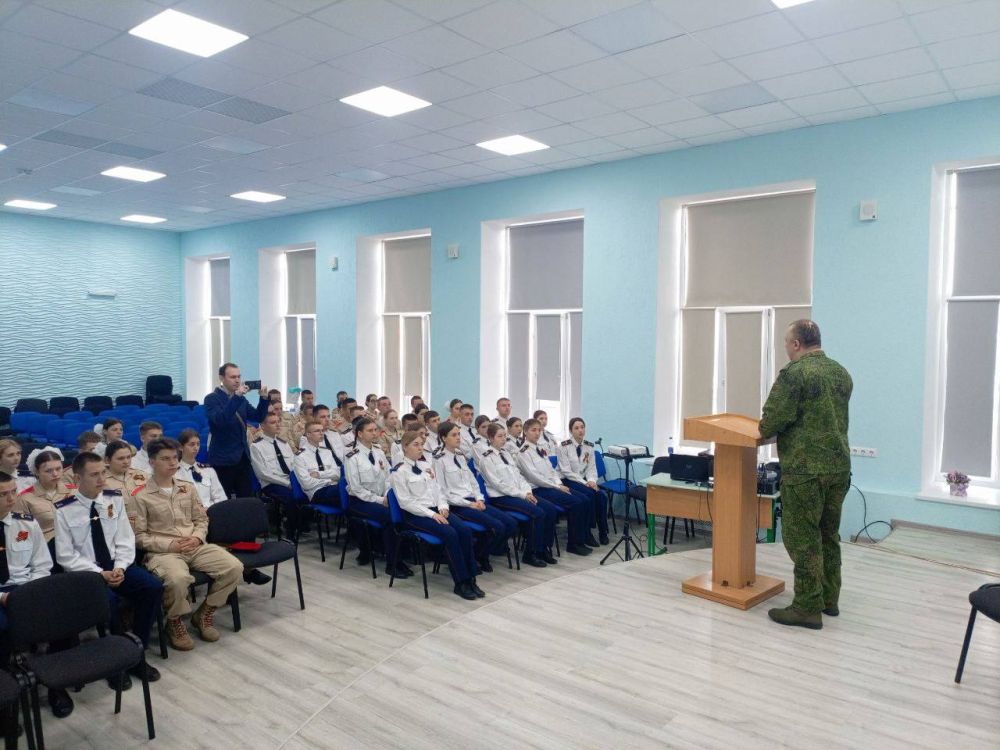 Сотрудники ФСБ провели урок патриотизма для учеников Луганского лицея в честь 80-летия Победы Сотрудники ФСБ провели урок патриотизма для учеников Луганского лицея в честь 80-летия Победы
