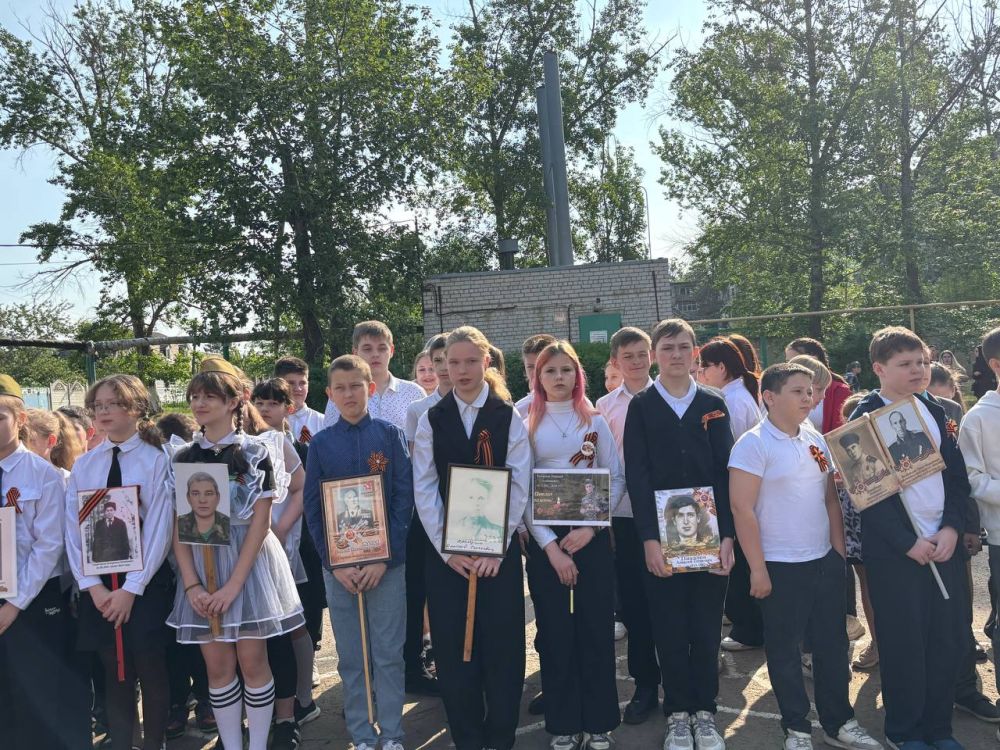 Школьники из Суходольска провели торжественную линейку в честь Дня Победы Школьники из Суходольска провели торжественную линейку в честь Дня Победы