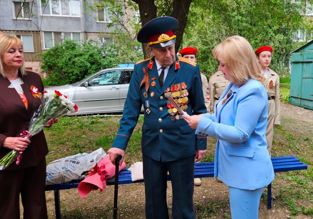 Салют ветеранам!. 7 мая с наступающим Днем Победы поздравили ветеранов Великой Отечественной войны, проживающих в Алчевске Салют ветеранам!. 7 мая с наступающим Днем Победы поздравили ветеранов Великой Отечественной войны, проживающих в Алчевске