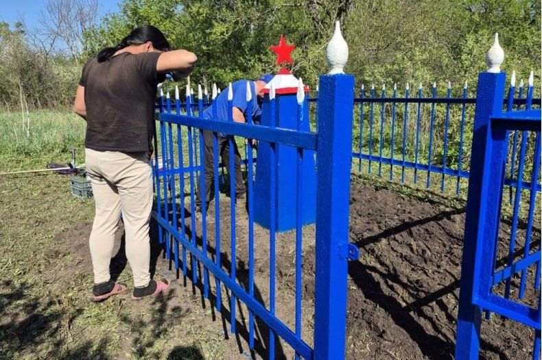 На подведомственной отделу по ОЖД села Медвежанка территории прошли мероприятия по благоустройству памятника На подведомственной отделу по ОЖД села Медвежанка территории прошли мероприятия по благоустройству памятника