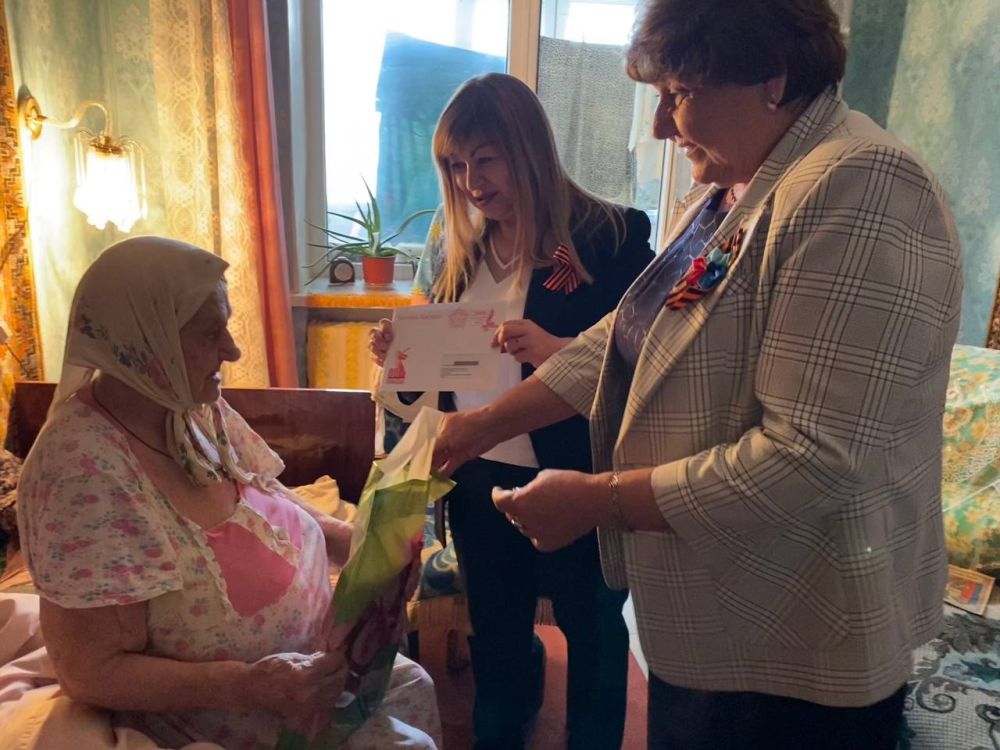 В преддверии празднования 80-летия Великой Победы продолжается важная и трогательная миссия — вручение поздравительных писем от Президента Российской Федерации Владимира Путина В преддверии празднования 80-летия Великой Победы продолжается важная и трогательная миссия — вручение поздравительных писем от Президента Российской Федерации Владимира Путина