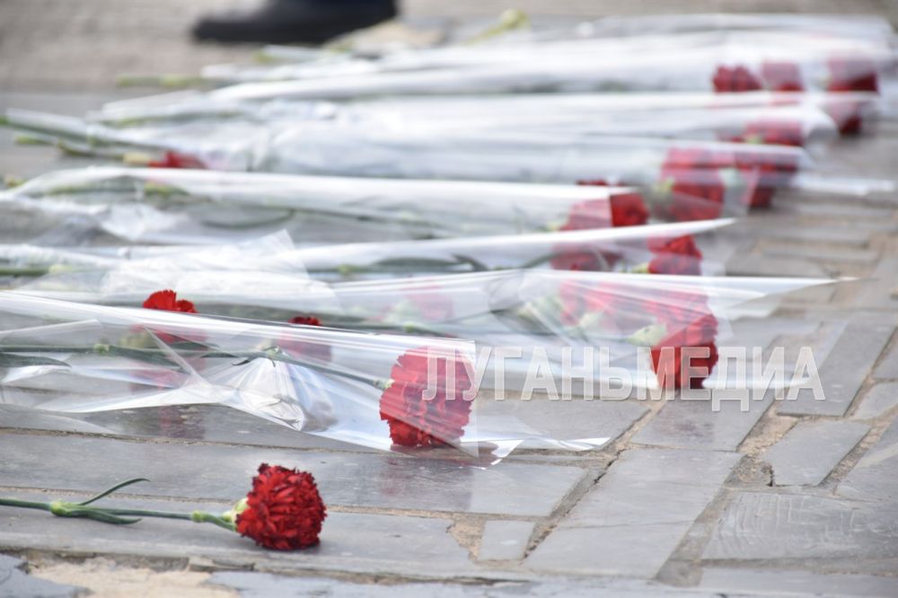 Дарья Лантратова приняла участие в церемонии возложения цветов в Луганске Дарья Лантратова приняла участие в церемонии возложения цветов в Луганске