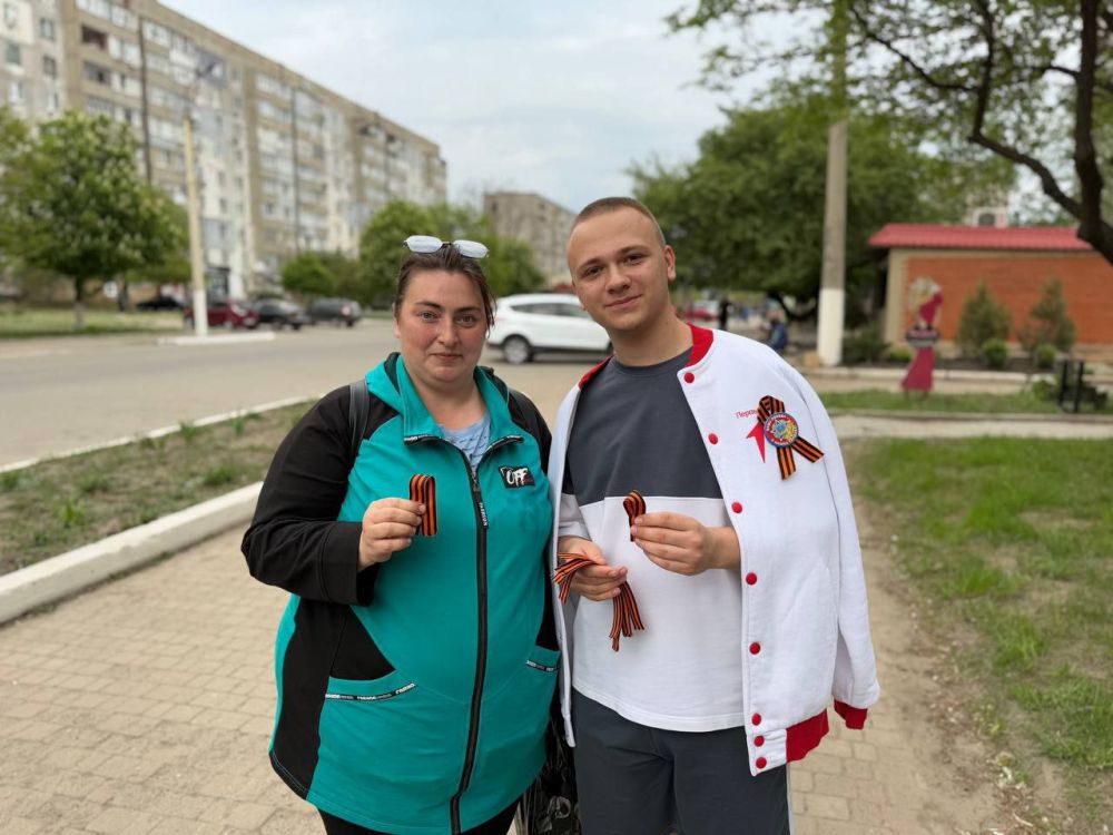 В Перевальске состоялась акция «Георгиевская ленточка» В Перевальске состоялась акция «Георгиевская ленточка»