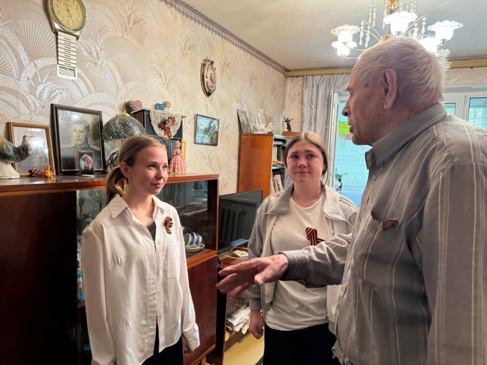 Алчевская молодежь поздравила ветеранов с наступающим Днем Победы Алчевская молодежь поздравила ветеранов с наступающим Днем Победы