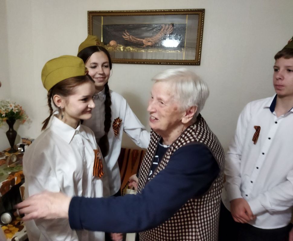 В преддверии 80-летия Великой Победы, представители Молодежного совета и активисты Ровеньковской гимназии имени писателя Н. Трублаини поздравили ветерана Великой Отечественной войны Суркову Ларису Александровну с праздником В преддверии 80-летия Великой Победы, представители Молодежного совета и активисты Ровеньковской гимназии имени писателя Н. Трублаини поздравили ветерана Великой Отечественной войны Суркову Ларису Александровну с праздником