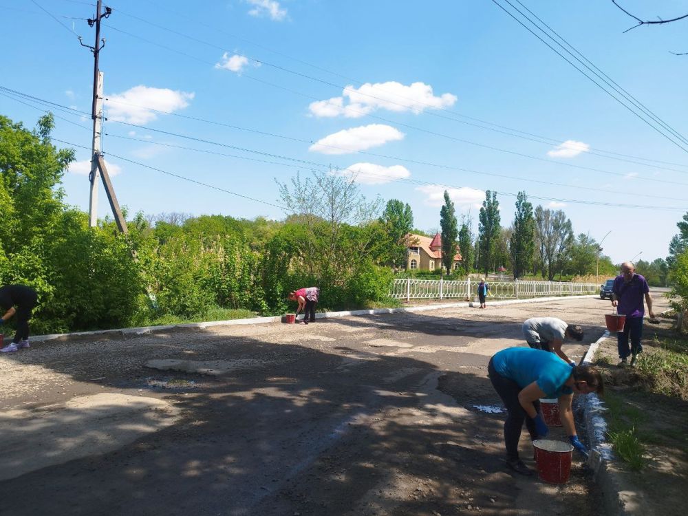В поселке Краснодон состоялся субботник В поселке Краснодон состоялся субботник