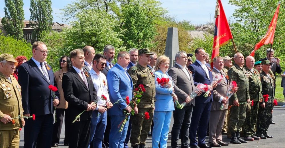 Символ Великой Победы гордо реет над Алчевском Символ Великой Победы гордо реет над Алчевском
