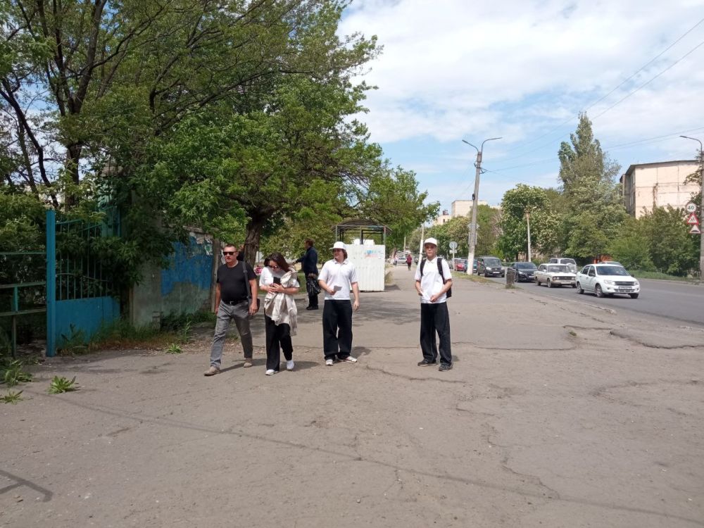 В Антраците на улицах города работают волонтеры, которые помогают жителям округа принять участие во Всероссийском голосовании по отбору территорий для благоустройства в 2026 году в рамках федерального проекта "Формирование... В Антраците на улицах города работают волонтеры, которые помогают жителям округа принять участие во Всероссийском голосовании по отбору территорий для благоустройства в 2026 году в рамках федерального проекта "Формирование...