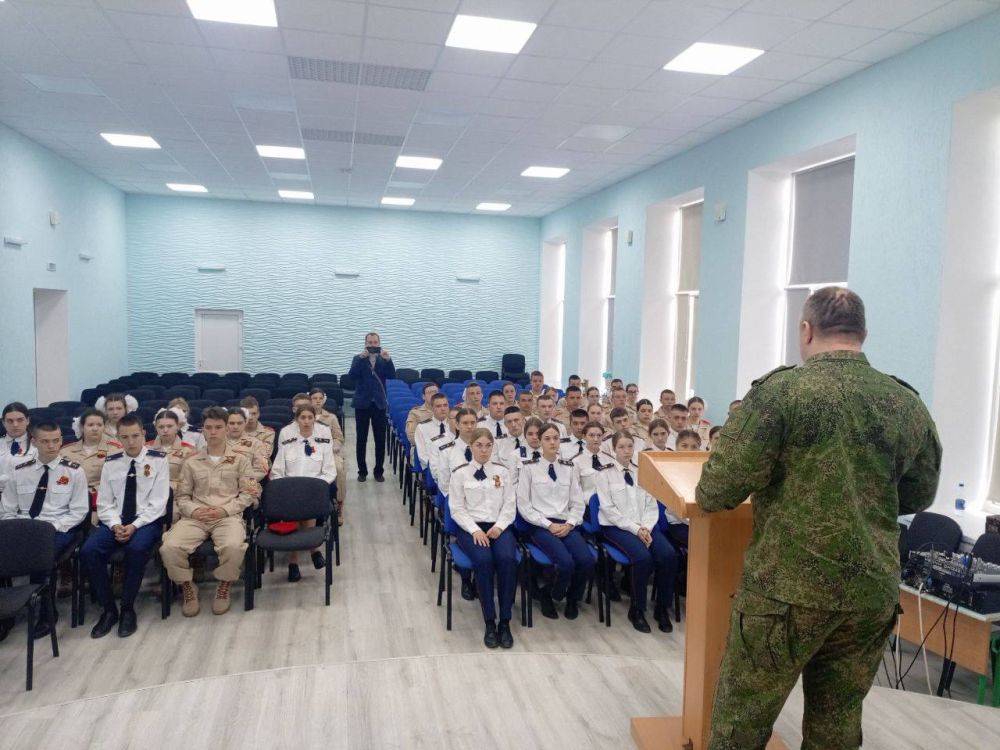 Сотрудники ФСБ провели урок патриотизма для учеников Луганского лицея в честь 80-летия Победы Сотрудники ФСБ провели урок патриотизма для учеников Луганского лицея в честь 80-летия Победы