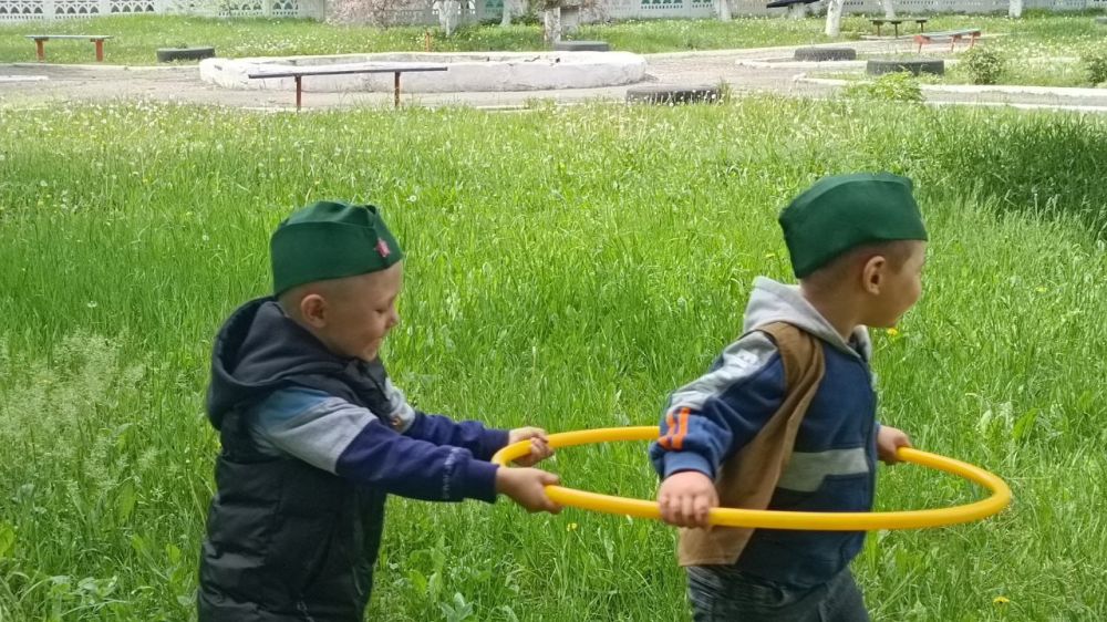 Работники Дома культуры им. Ленина пгт Новодарьевка провели спортивно-игровую программу, посвящённую 80 –летию Победы «Победные старты» для детей Новодарьевского детского сада «Солнышко» Работники Дома культуры им. Ленина пгт Новодарьевка провели спортивно-игровую программу, посвящённую 80 –летию Победы «Победные старты» для детей Новодарьевского детского сада «Солнышко»