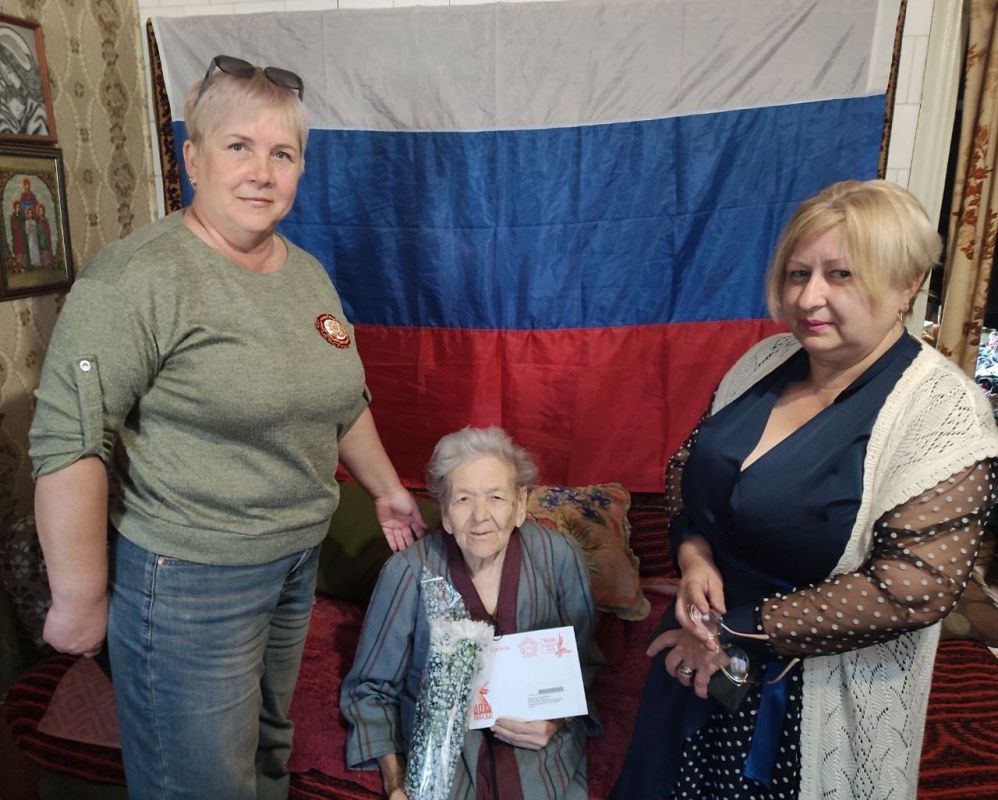 Активисты «ЕДИНОЙ РОССИИ» вручают поздравительное письма с Днем Победы труженикам тыла, трудовому фронту, членам семей погибших солдат Активисты «ЕДИНОЙ РОССИИ» вручают поздравительное письма с Днем Победы труженикам тыла, трудовому фронту, членам семей погибших солдат