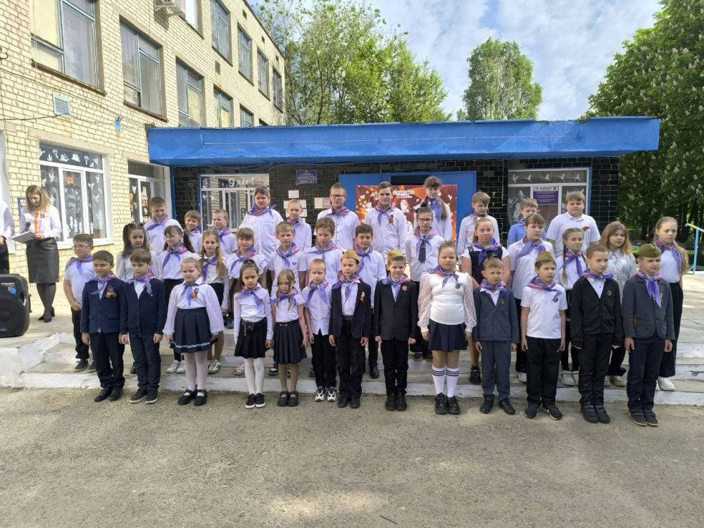 В школе Молодогвардейска провели «Марш Побед» В школе Молодогвардейска провели «Марш Побед»