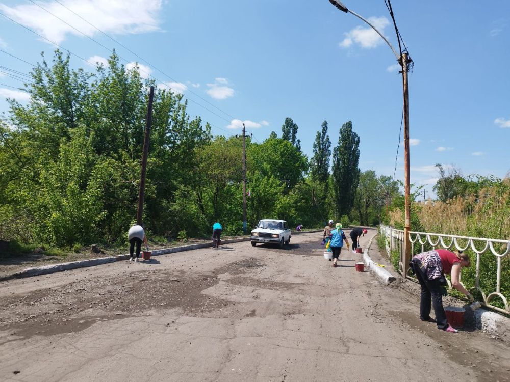 В поселке Краснодон состоялся субботник В поселке Краснодон состоялся субботник