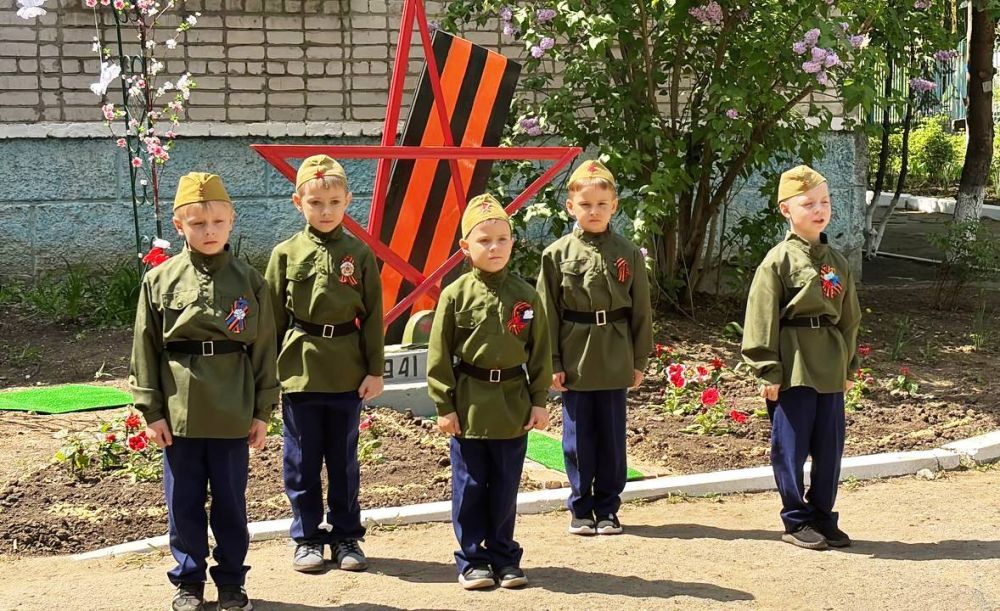 Открытие памятного знака в ГБДОУ ЛНР «АЯСКВ № 10 «Колокольчик» Открытие памятного знака в ГБДОУ ЛНР «АЯСКВ № 10 «Колокольчик»