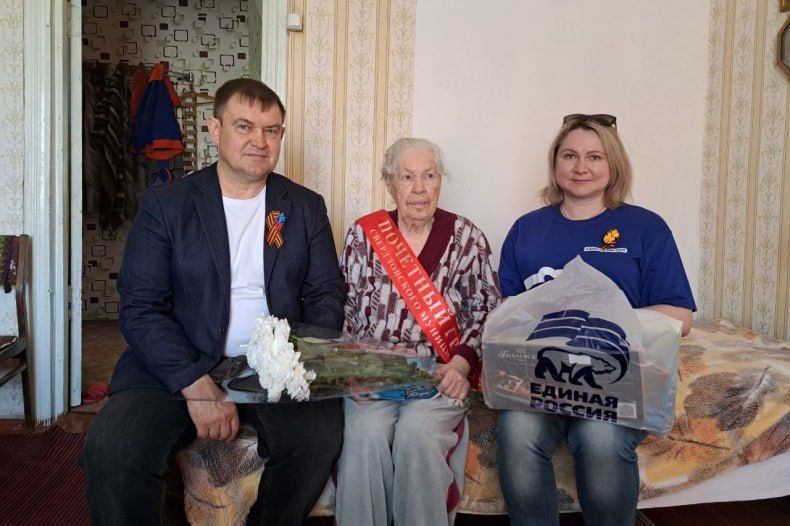 В преддверии Дня Победы заместитель Председателя Народного Совета ЛНР Андрей Сопельник, заместитель Председателя Совета Свердловского муниципального округа ЛНР Светлана Кришталь и исполнительный секретарь Свердловского... В преддверии Дня Победы заместитель Председателя Народного Совета ЛНР Андрей Сопельник, заместитель Председателя Совета Свердловского муниципального округа ЛНР Светлана Кришталь и исполнительный секретарь Свердловского...