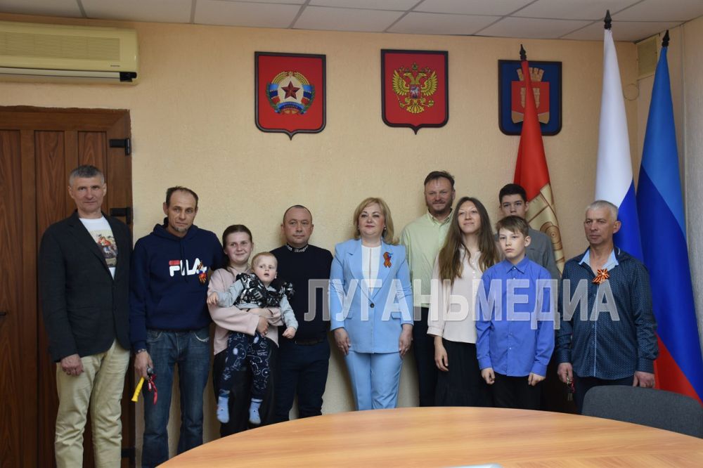 В малом зале Администрации Алчевска состоялась торжественная церемония вручения ключей от служебных квартир и жилья маневренного фонда в новостройке города В малом зале Администрации Алчевска состоялась торжественная церемония вручения ключей от служебных квартир и жилья маневренного фонда в новостройке города
