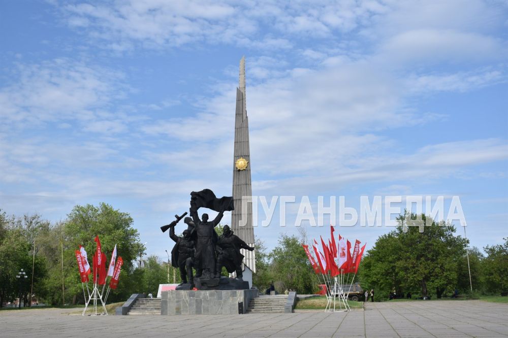 Дарья Лантратова приняла участие в церемонии возложения цветов в Луганске Дарья Лантратова приняла участие в церемонии возложения цветов в Луганске