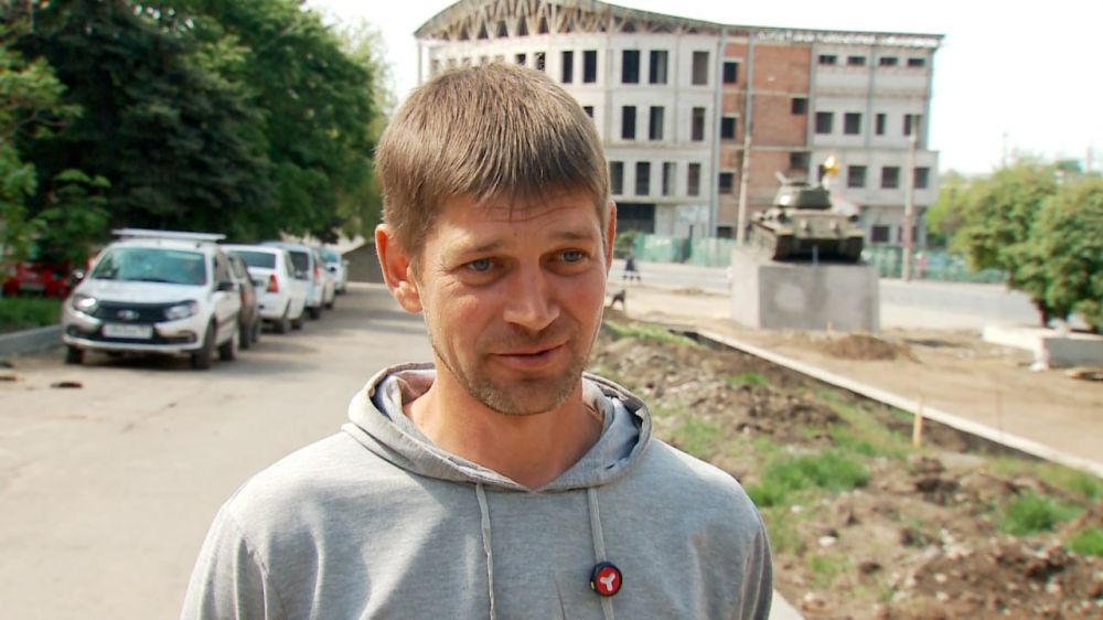 В Краснодоне продолжается благоустройство «Аллеи Дружбы» В Краснодоне продолжается благоустройство «Аллеи Дружбы»