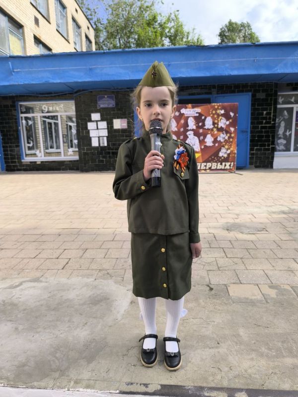 В школе Молодогвардейска провели «Марш Побед» В школе Молодогвардейска провели «Марш Побед»
