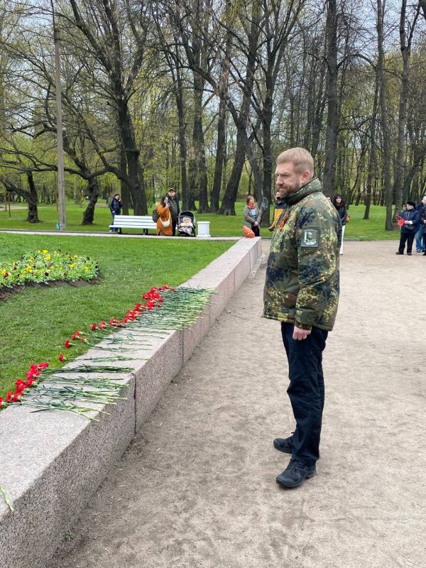 В дни празднования Великой Победы действующие и бывшие члены ОП РФ отдают дань памяти павшим воинам, посещая воинские захоронения и мемориалы по всей России В дни празднования Великой Победы действующие и бывшие члены ОП РФ отдают дань памяти павшим воинам, посещая воинские захоронения и мемориалы по всей России