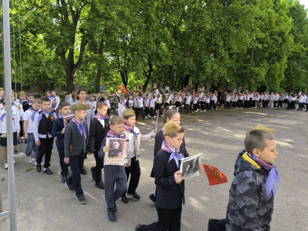 В школе Молодогвардейска провели «Марш Побед» В школе Молодогвардейска провели «Марш Побед»