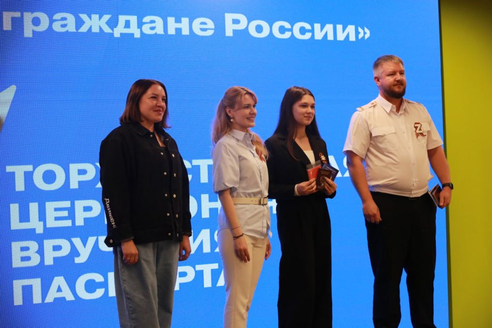 Сенатор РФ от республики и полицейские региона накануне Дня Победы вручили юным луганчанам паспорта гражданина России Сенатор РФ от республики и полицейские региона накануне Дня Победы вручили юным луганчанам паспорта гражданина России