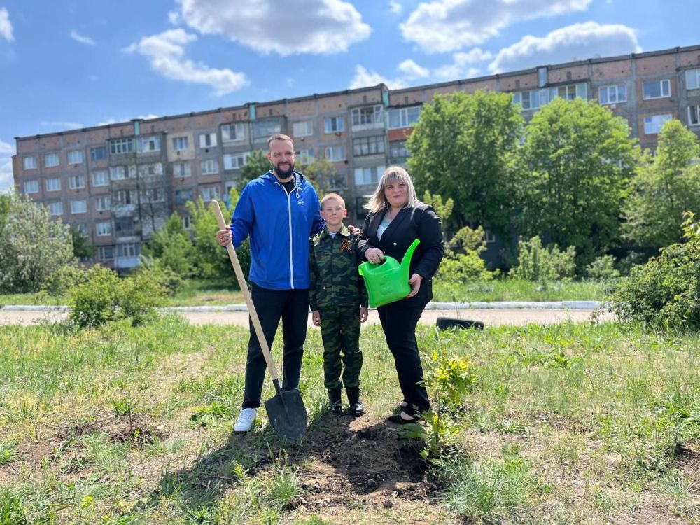 Школьники Краснолучского городского округа присоединились к акции «Сад памяти» Школьники Краснолучского городского округа присоединились к акции «Сад памяти»