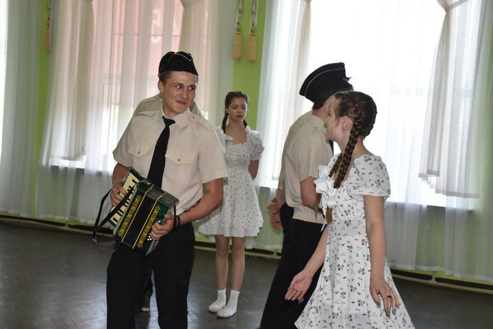 80 пар в танце – 80 лет Великой Победы: В Брянке станцевали «Вальс Победы» 80 пар в танце – 80 лет Великой Победы: В Брянке станцевали «Вальс Победы»