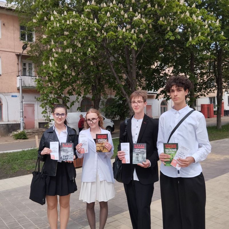 Краснолучане приняли участие в акции «Прочти книгу о войне» Краснолучане приняли участие в акции «Прочти книгу о войне»