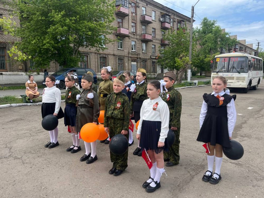 Посетил Петровскую школу № 22, где состоялся ряд мероприятий, посвящённых празднованию 80-летия Великой Победы Посетил Петровскую школу № 22, где состоялся ряд мероприятий, посвящённых празднованию 80-летия Великой Победы