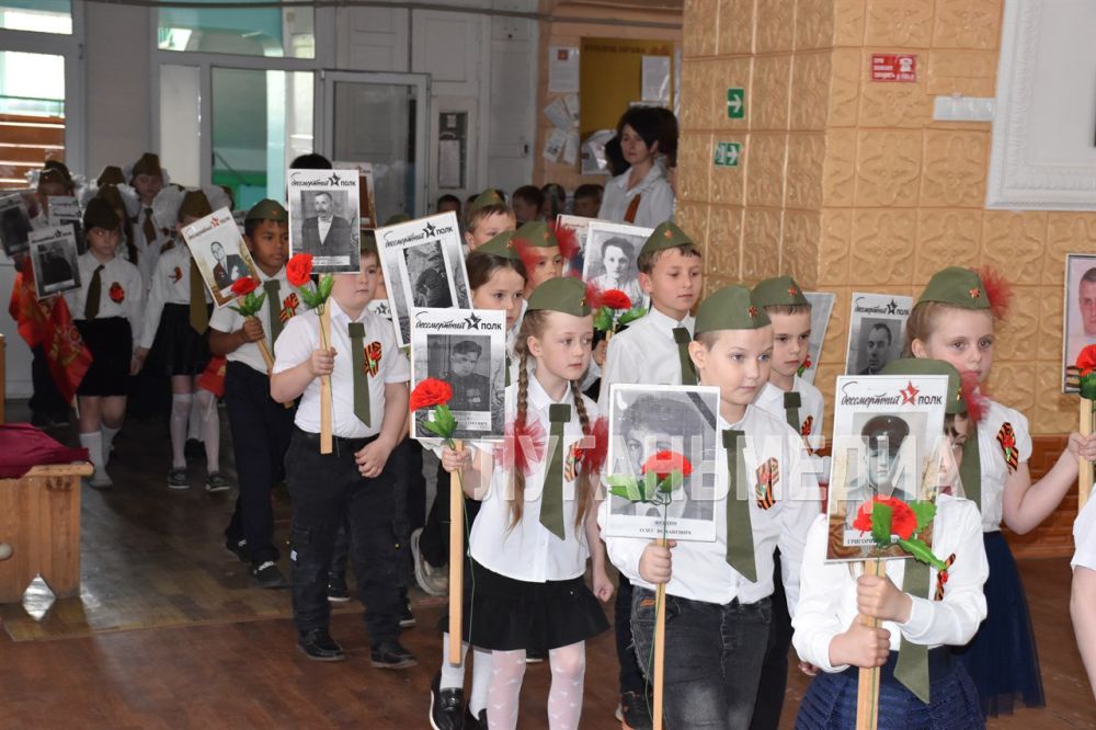 В Ровеньковской школе № 8 им. С. В. Полуянова в преддверии празднования 80-й годовщины Великой Победы в Великой Отечественной войне прошел реконструированный парад Победы В Ровеньковской школе № 8 им. С. В. Полуянова в преддверии празднования 80-й годовщины Великой Победы в Великой Отечественной войне прошел реконструированный парад Победы
