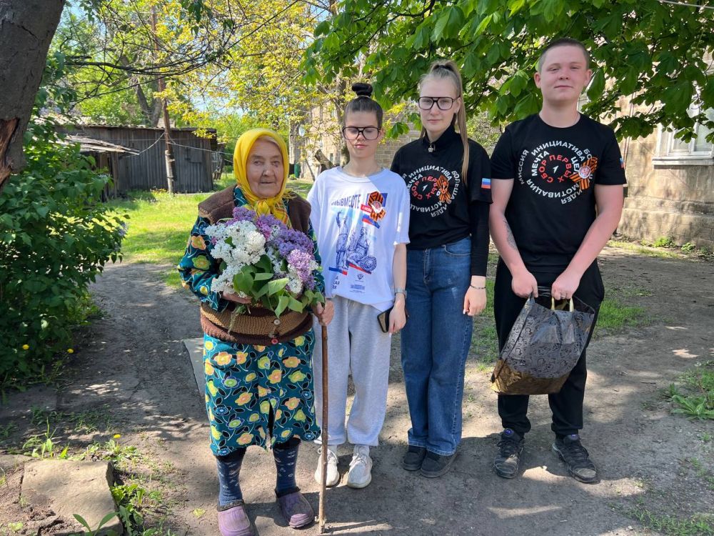 Сегодня в преддверии 80-летия Победы в Великой Отечественной войне активисты Движения Первых Новодарьевской школы им. В. Д. Луганского почтили добрую традицию и посетили ветеранов, чтобы лично поздравить их с праздником... Сегодня в преддверии 80-летия Победы в Великой Отечественной войне активисты Движения Первых Новодарьевской школы им. В. Д. Луганского почтили добрую традицию и посетили ветеранов, чтобы лично поздравить их с праздником...