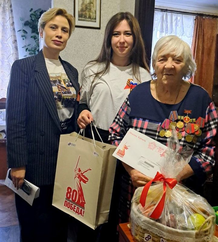 Алчевская молодежь поздравила ветеранов с наступающим Днем Победы Алчевская молодежь поздравила ветеранов с наступающим Днем Победы