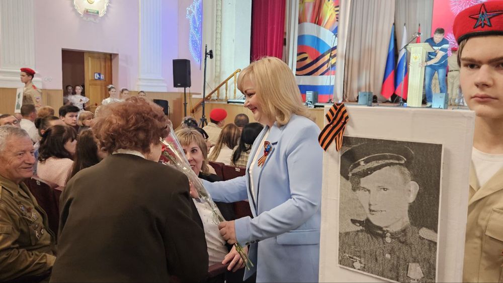 Городское торжественное собрание к 80-летию Великой Победы прошло в Алчевске Городское торжественное собрание к 80-летию Великой Победы прошло в Алчевске