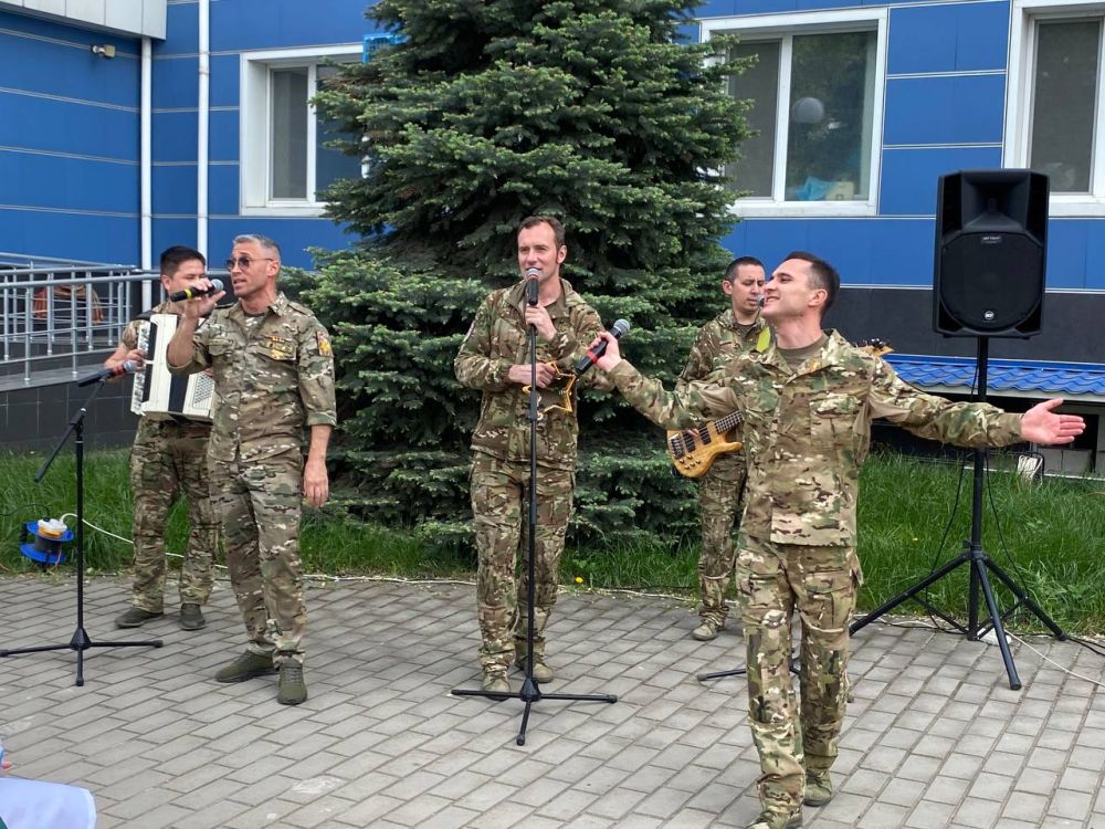 6 мая в нашей больнице, ГБУЗ "ЛГМБ №7" ЛНР, состоялся концерт артистов фронтовой творческой бригады с позывным "Рубиновая звезда" ансамбля песни и пляски Южного военного округа, приуроченный ко Дню Победы 6 мая в нашей больнице, ГБУЗ "ЛГМБ №7" ЛНР, состоялся концерт артистов фронтовой творческой бригады с позывным "Рубиновая звезда" ансамбля песни и пляски Южного военного округа, приуроченный ко Дню Победы