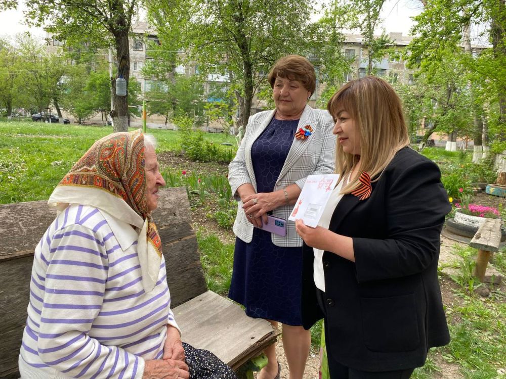 В преддверии празднования 80-летия Великой Победы продолжается важная и трогательная миссия — вручение поздравительных писем от Президента Российской Федерации Владимира Путина В преддверии празднования 80-летия Великой Победы продолжается важная и трогательная миссия — вручение поздравительных писем от Президента Российской Федерации Владимира Путина