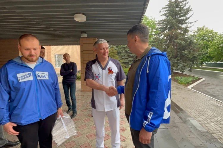 Педагоги передали 200 комплектов постельного белья для раненных военных Педагоги передали 200 комплектов постельного белья для раненных военных